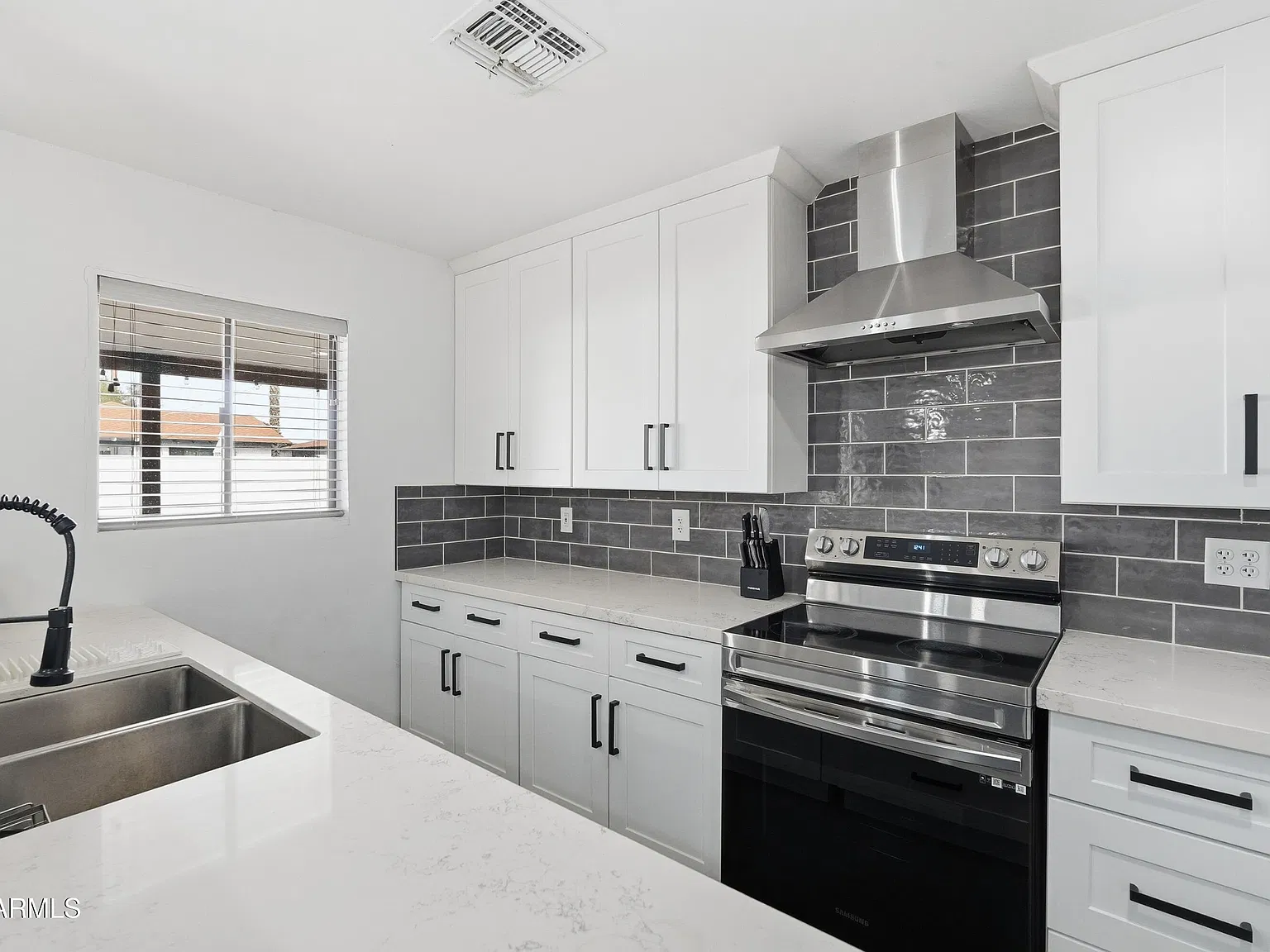 3 bed, 2.0 bath, 1811 sqft, $3,000 — Photo 3