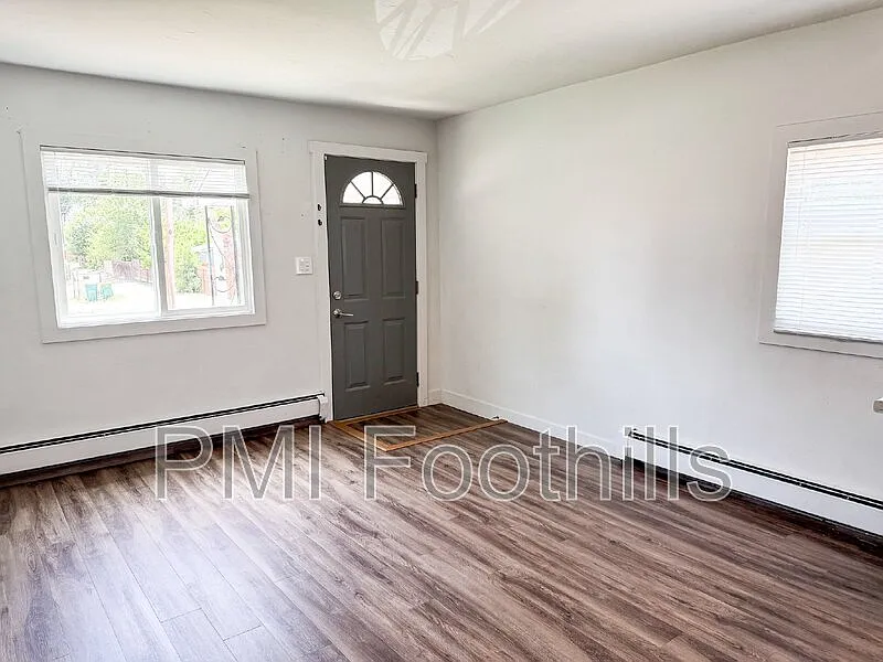 3 bed, 1.0 bath, 920 sqft, $2,237 — Photo 2