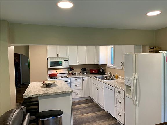 4th image of 3011 Robins St