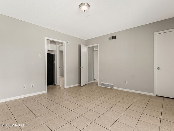 5th image of 2920 Devon Cir
