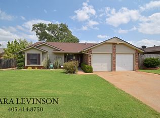 904 Cottonwood Dr, Moore, OK 73160