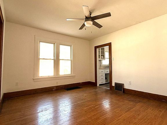 4th image of 427 W Washington St