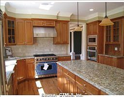 2nd image of 10 Hampton Ct #L8