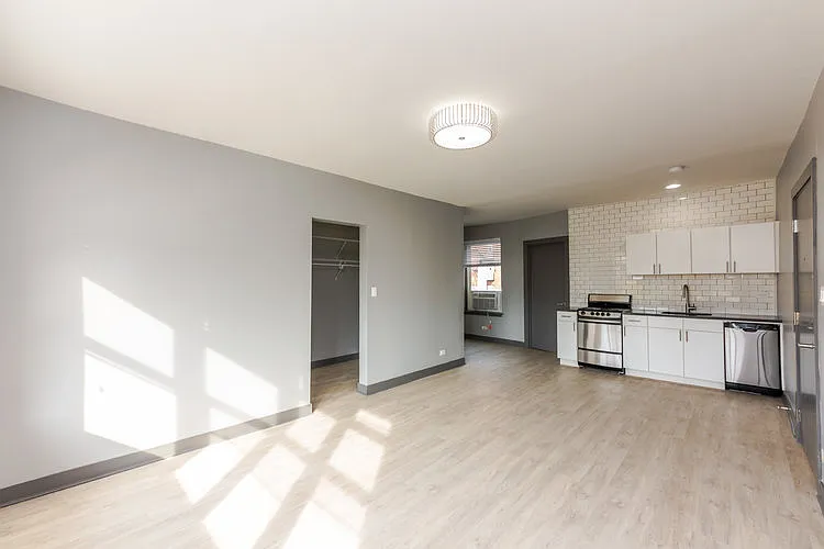 944 W Montrose — Photo 23