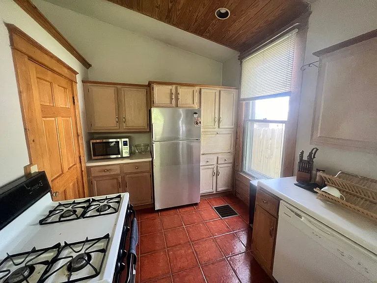 1327 E Washington St — Photo 42