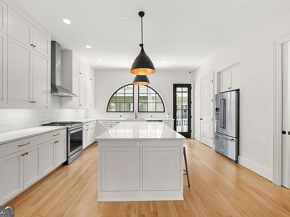 5th image of 683 Fraser St