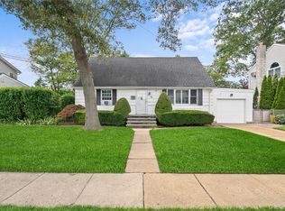 94 Charles Ave, Massapequa Park, NY 11762