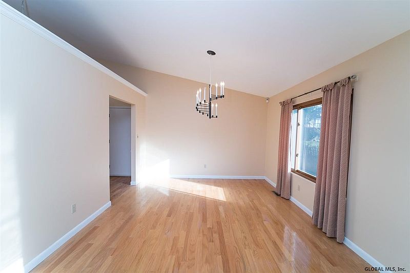 5th image of 61 LOUDONWOOD EAST Drive