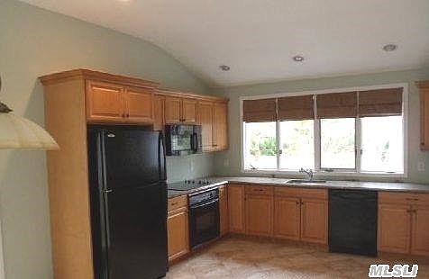 4th image of 252 Waverly Ave