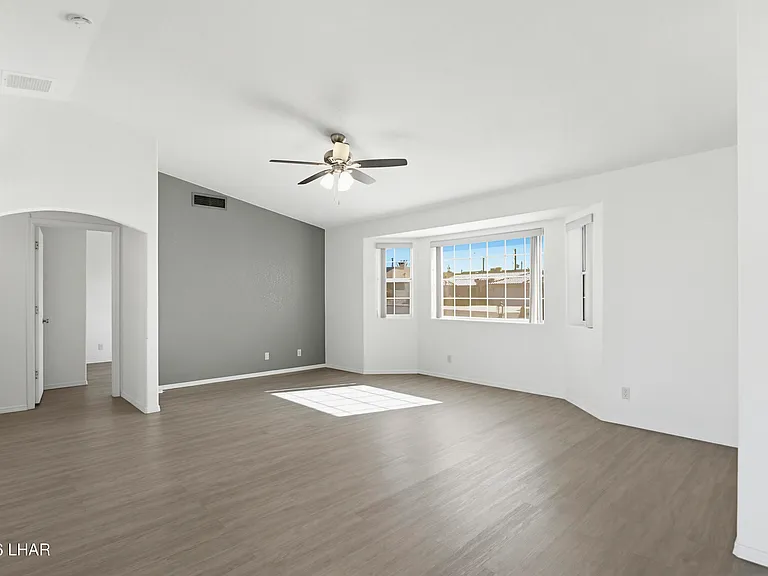 3099 Jamaica Blvd S — Photo 45