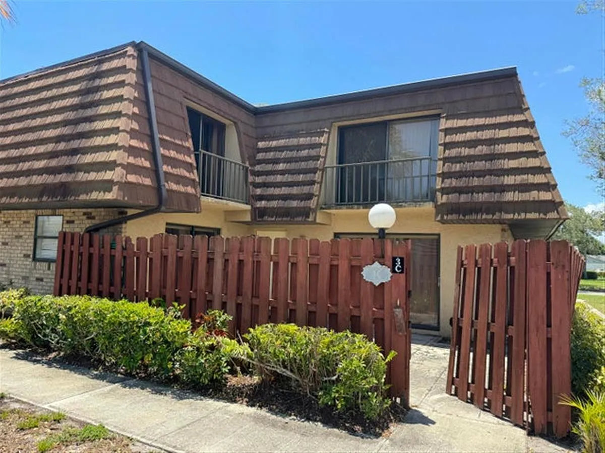 2 bed, 2.5 bath, 1328 sqft, $1,800 — Photo 1