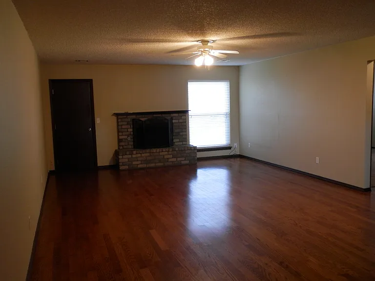 331 NE Spruce Ave — Photo 7
