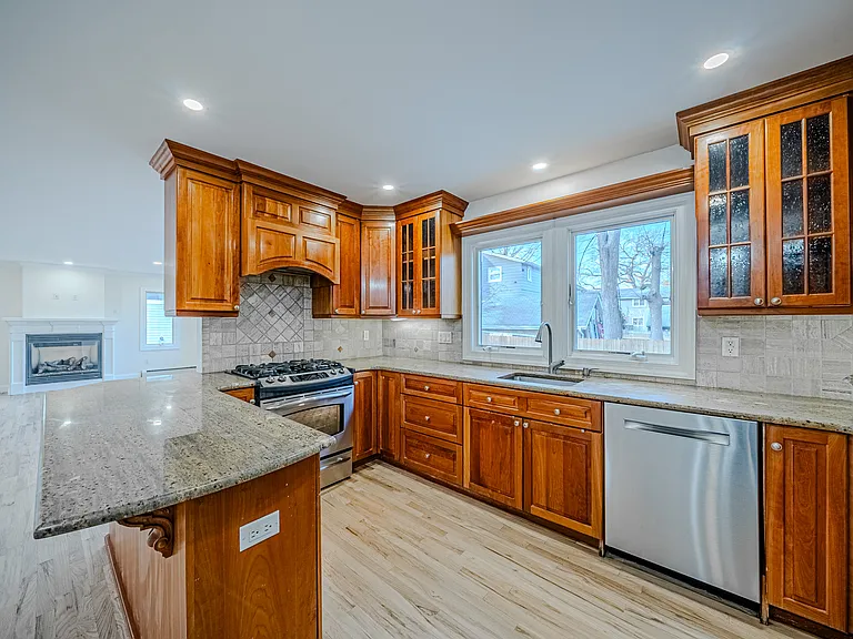 47 Columbus Dr — Photo 15