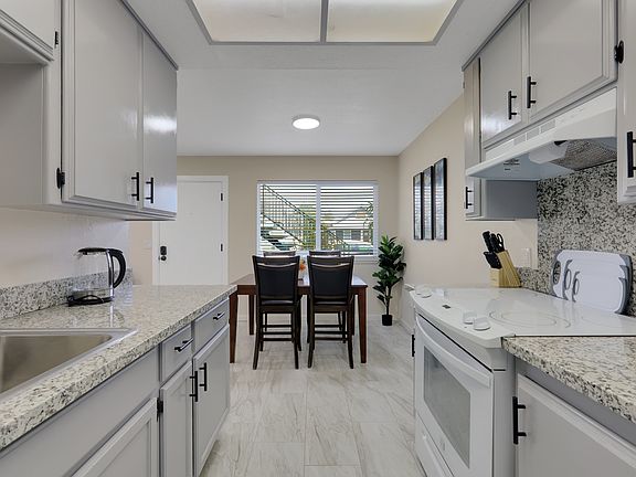 3rd image of 1104 F St APT 2