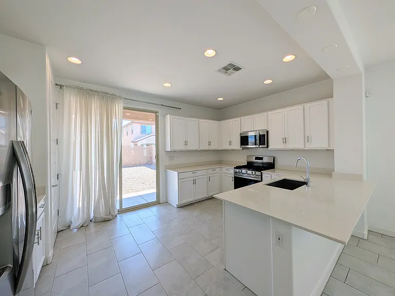 9509 W Sells Dr — Photo 3