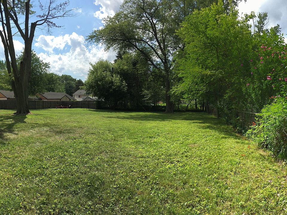 2nd image of 944 Iroquois Ave