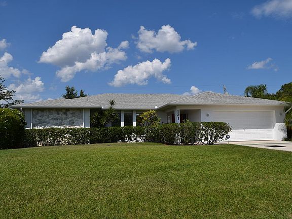 2nd image of 121 SW Meade Cir