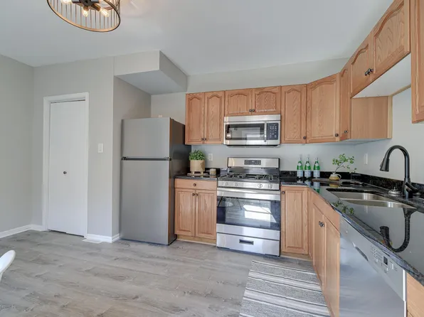 1233 Woodbridge St, Saint Paul, MN 55117
