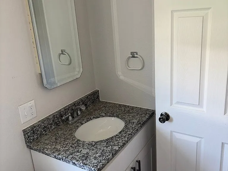 919 W Walnut St — Photo 6