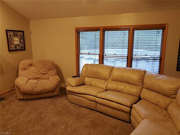 2nd image of 202 Ravenshollow Dr