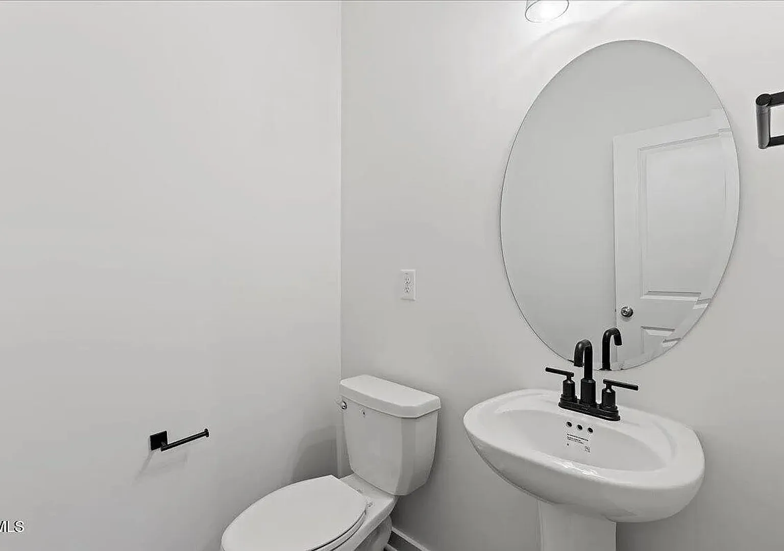 Like New and Move-in Ready!! — Photo 4