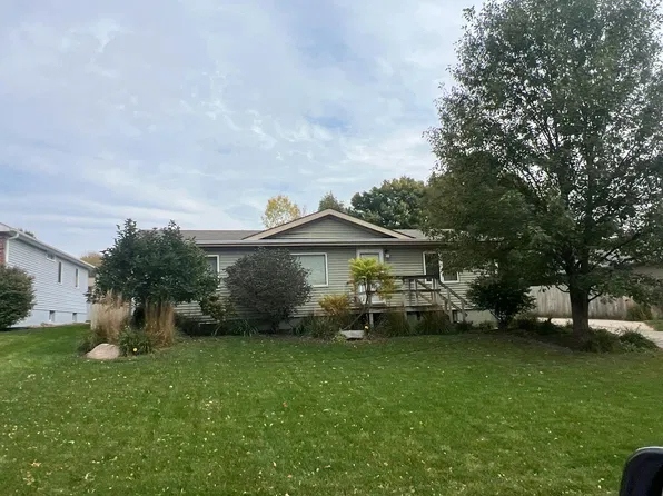 1124 N Cottonwood St, Wahoo, NE 68066