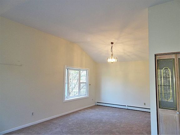 4th image of 20 Hedge Row Ct