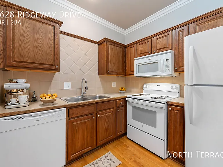 1628 Ridgeway Dr — Photo 1