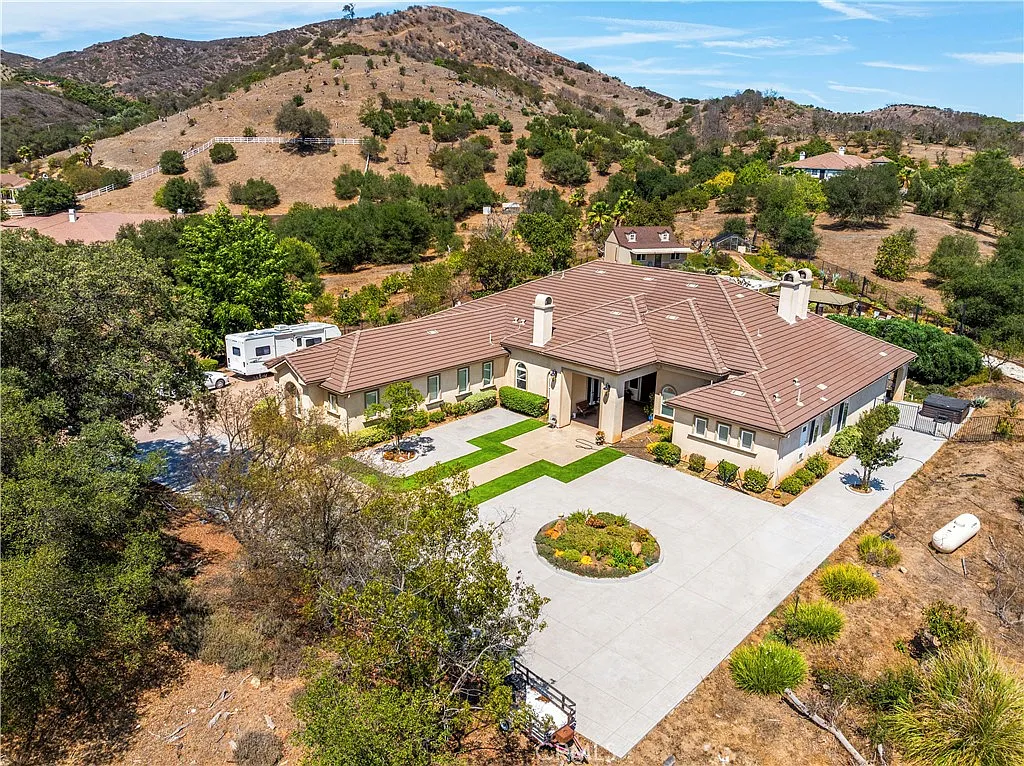 5 bed, 4380 sqft, $10,000 — Photo 1