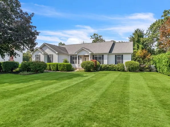 7 Westwood Dr, Westfield, MA 01085