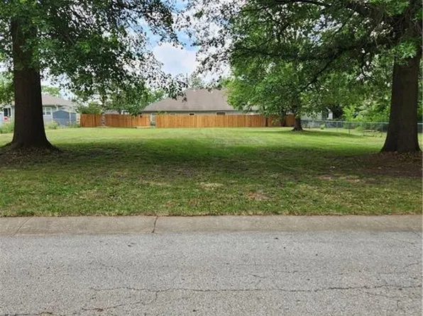 21608 S Clairmont St, Peculiar, MO 64078