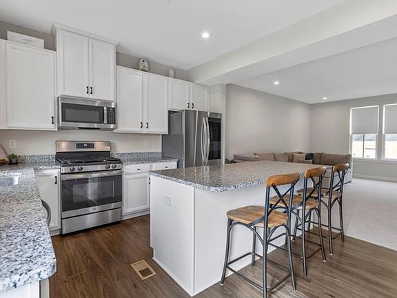 3rd image of 4060 Crown Dr