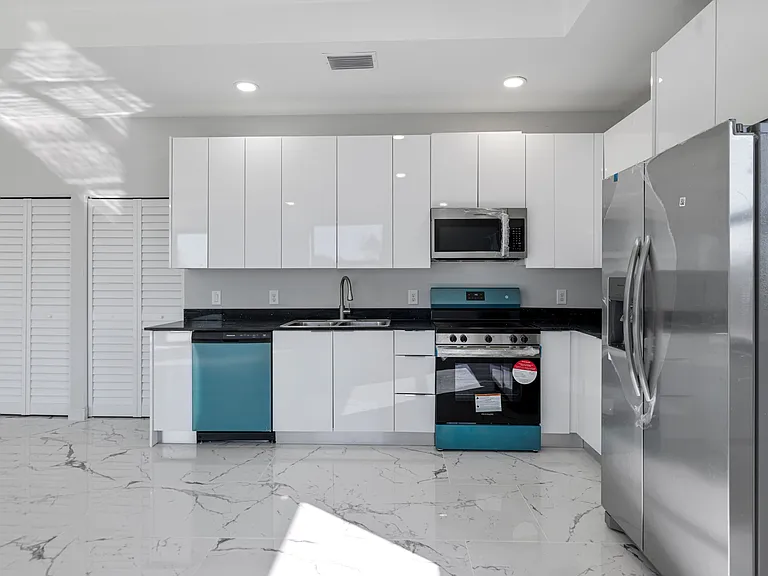 3010 NE 1st Pl — Photo 37