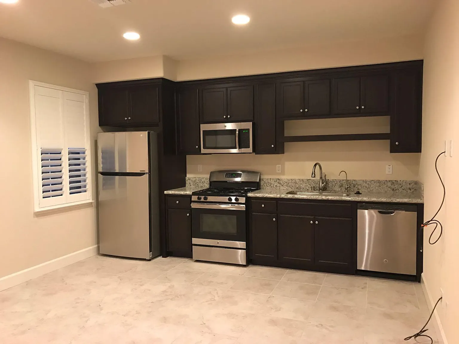 698 N Plumas Dr — Photo 4