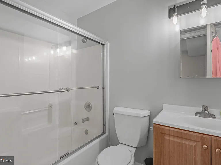 413 Beach Ave W #B — Photo 13
