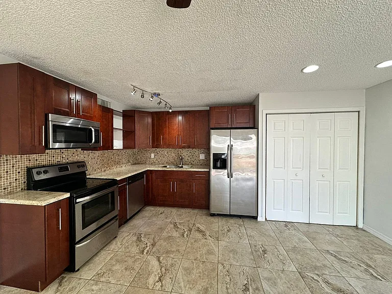 637 Executive Center Dr #N203 — Photo 9