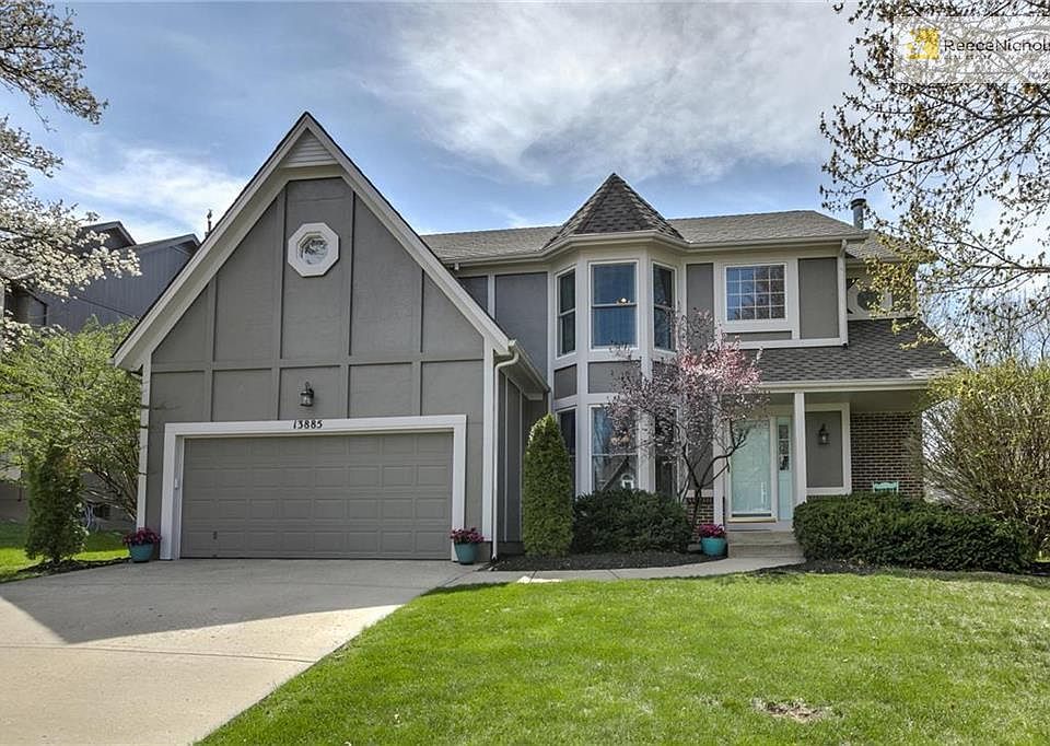 TURN KEY Home in Regency Place!