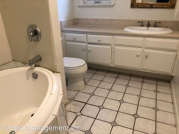 4th image of 207 E Woodstock Ave