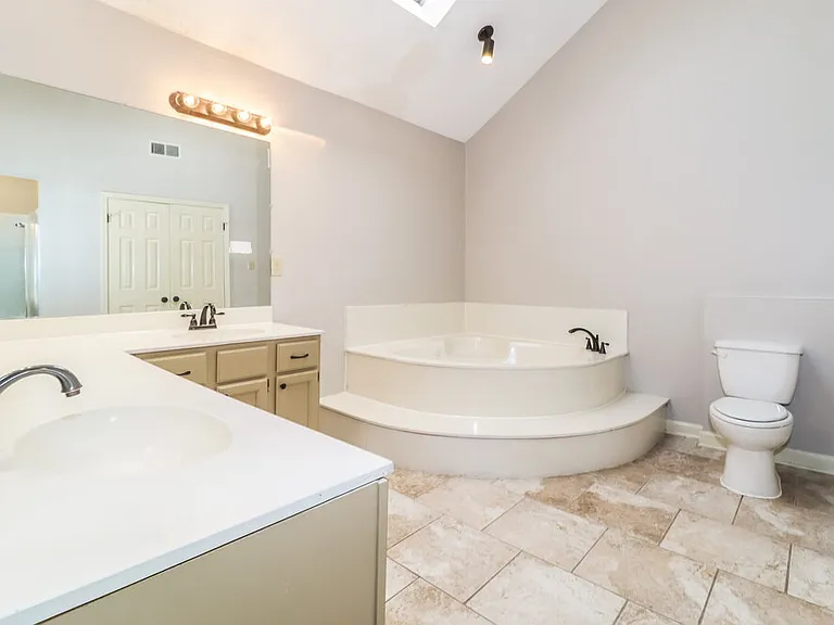1104 Fox Trace Cv — Photo 11