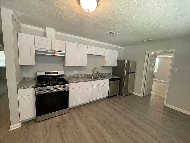 5748 Bowling Dr — Photo 15