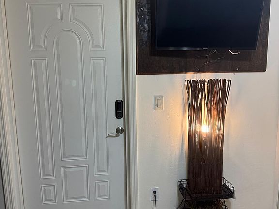 Privet Entrance, TV and Lamp