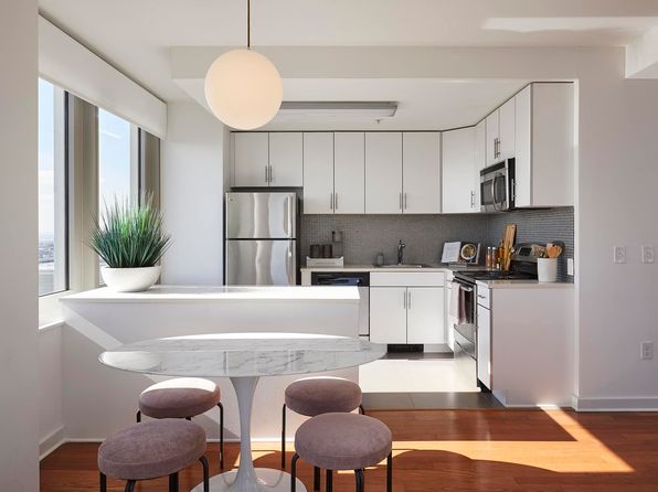 70 Christopher Columbus Dr APT 4610