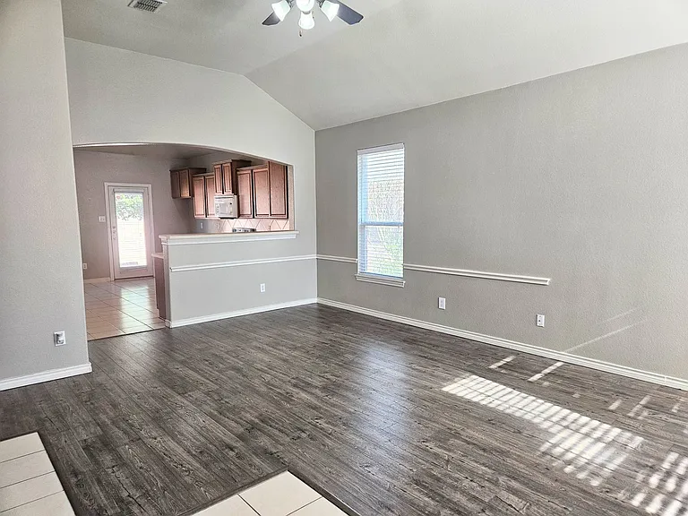 2341 Clairborne Dr — Photo 2