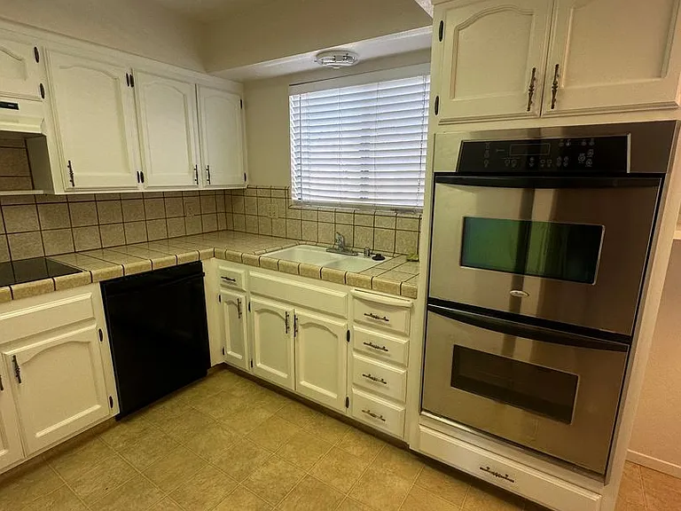 923 Greenfield Ave — Photo 15