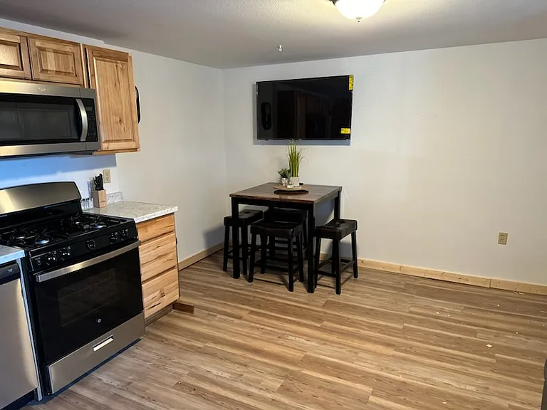 811 W Lorraine Ave #6 — Photo 2