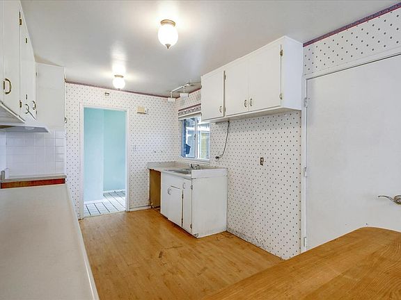 5th image of 3645 De Soto Ave
