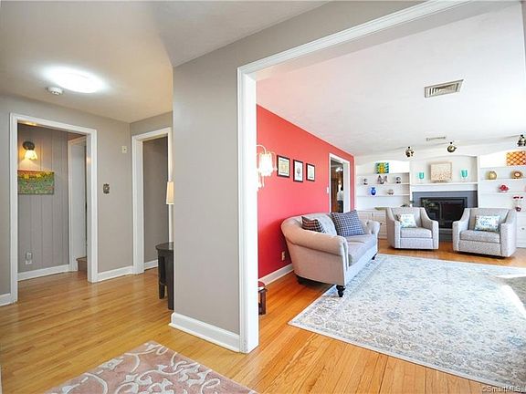 4th image of 7 Lakeview Dr