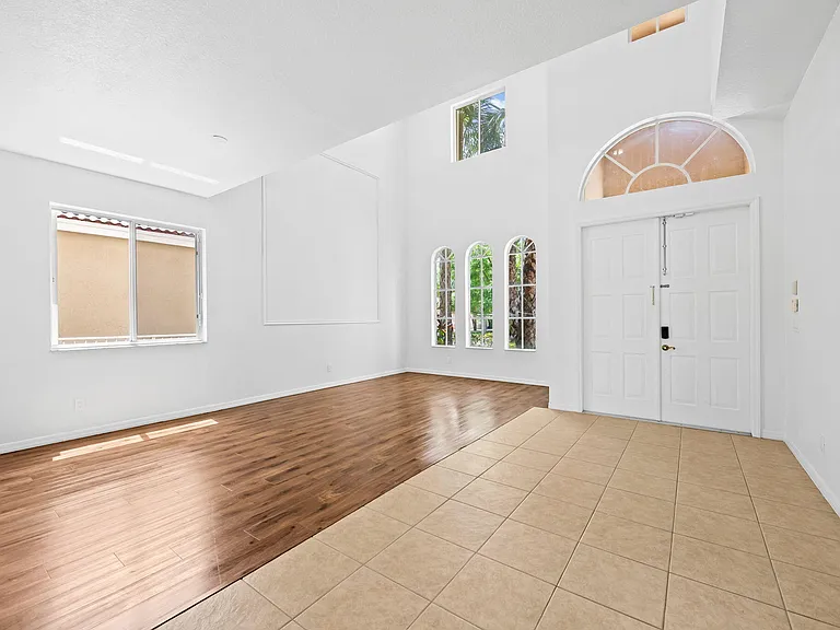 19389 SW 64th St — Photo 9