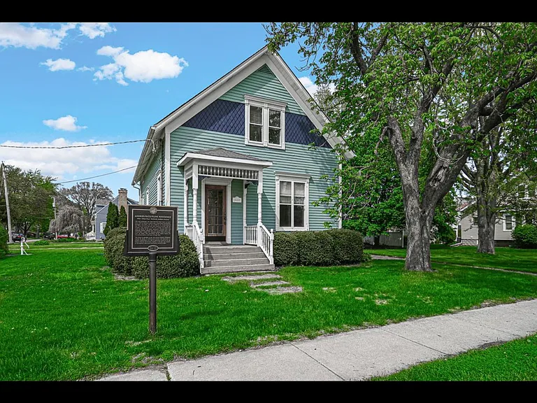 173rd Pl — Photo 1