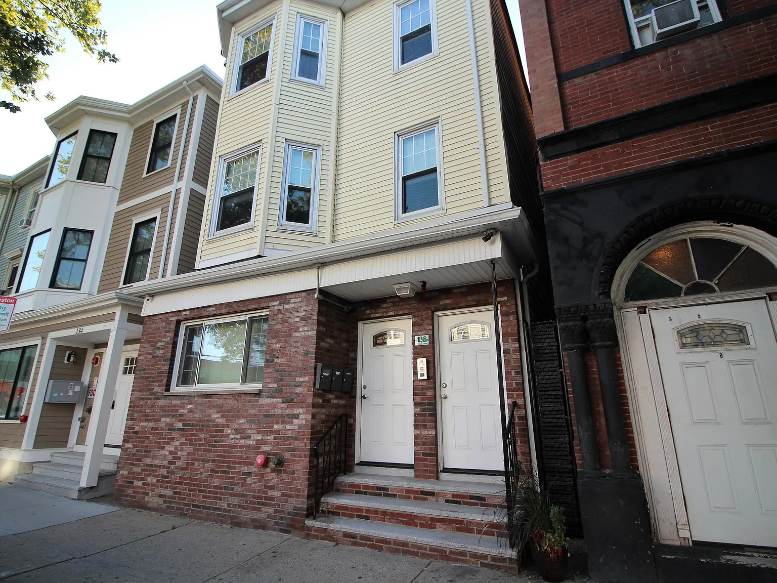 136 Chelsea St — Photo 1